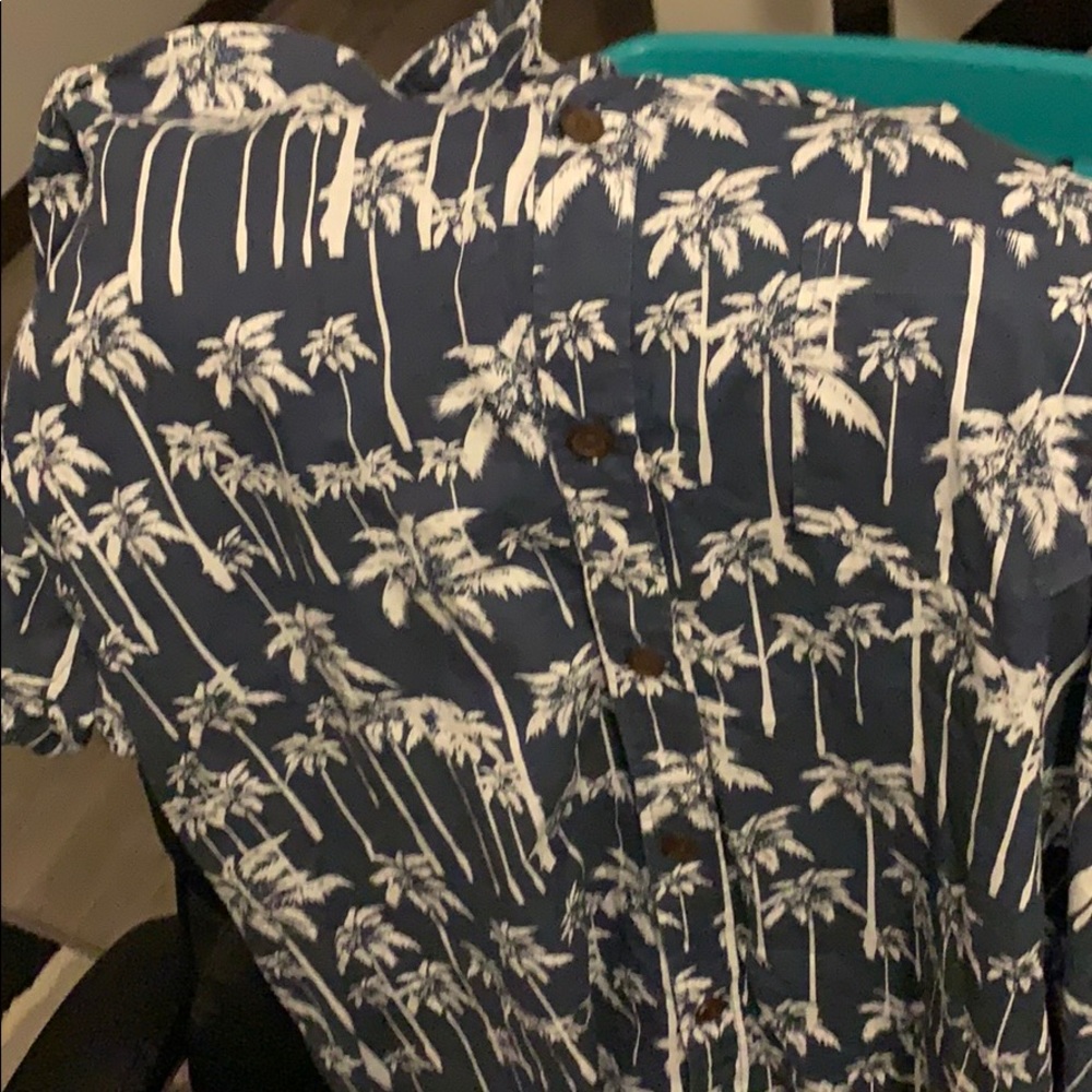Blue and white palm tree/ Hawaiian button up